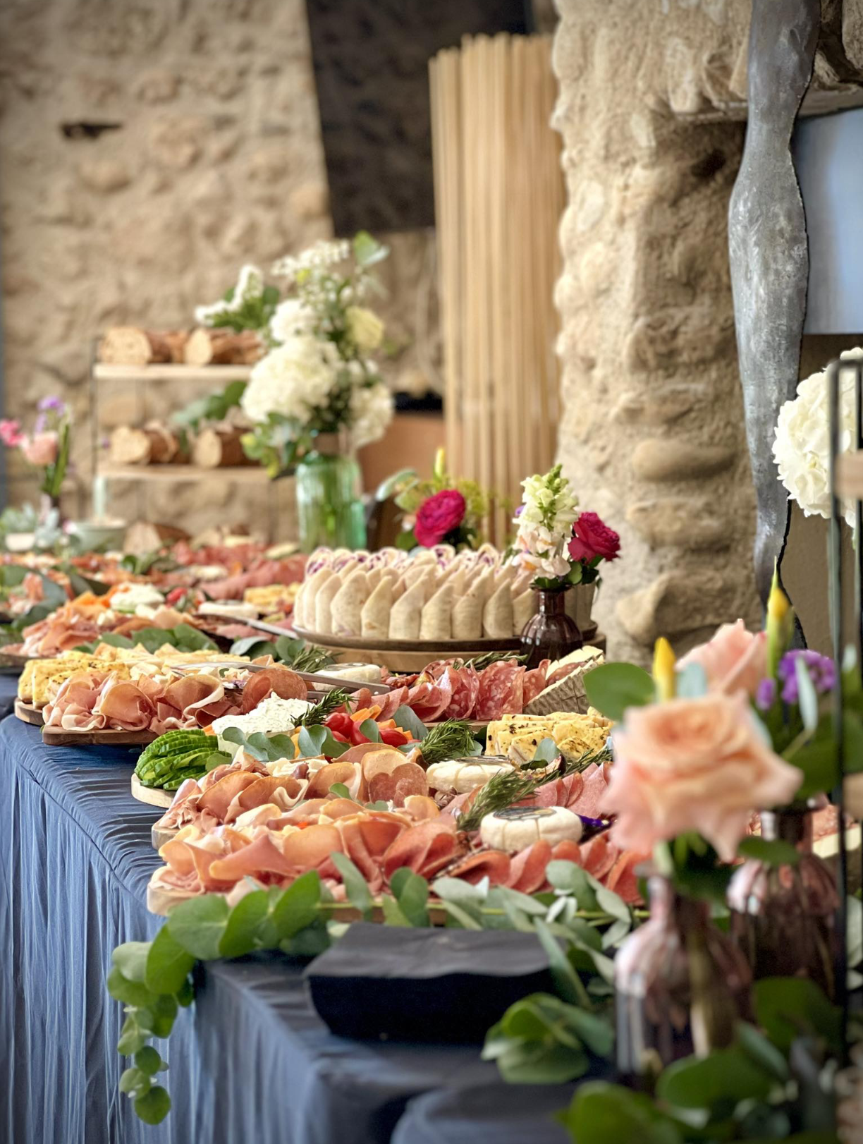 Buffet traiteur séminaire entreprise avec assortiment de charcuteries et décoration florale