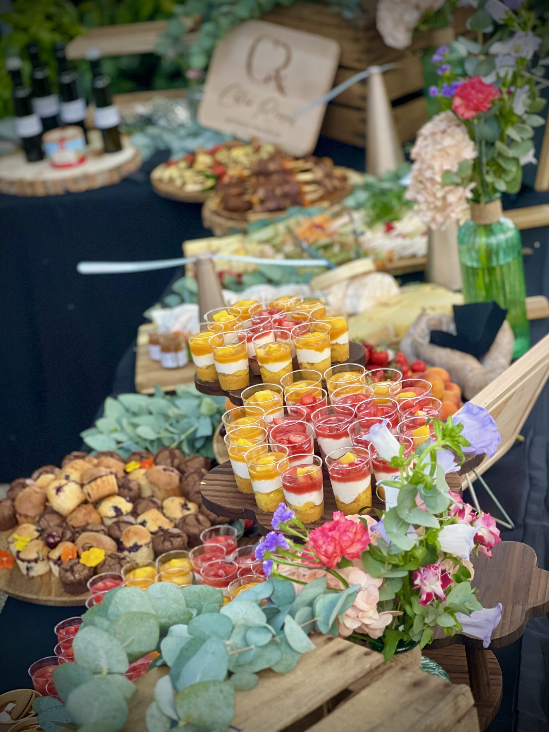 Vue d'ensemble buffet traiteur coloré avec produits frais et de saison