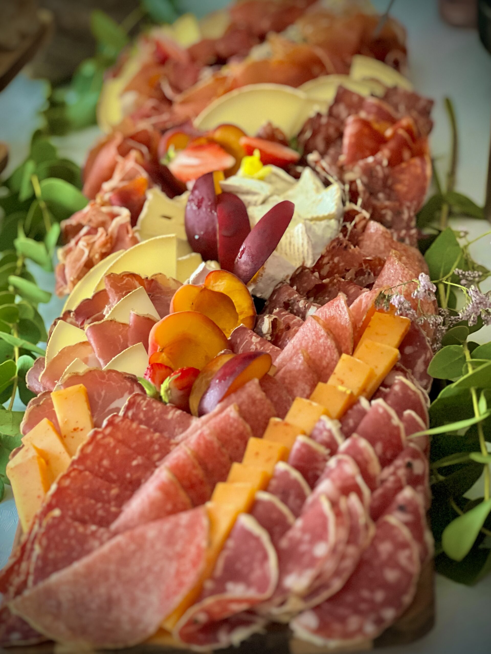 Plateau traiteur mixte de charcuteries fines et fromages de caractère pour apéritif