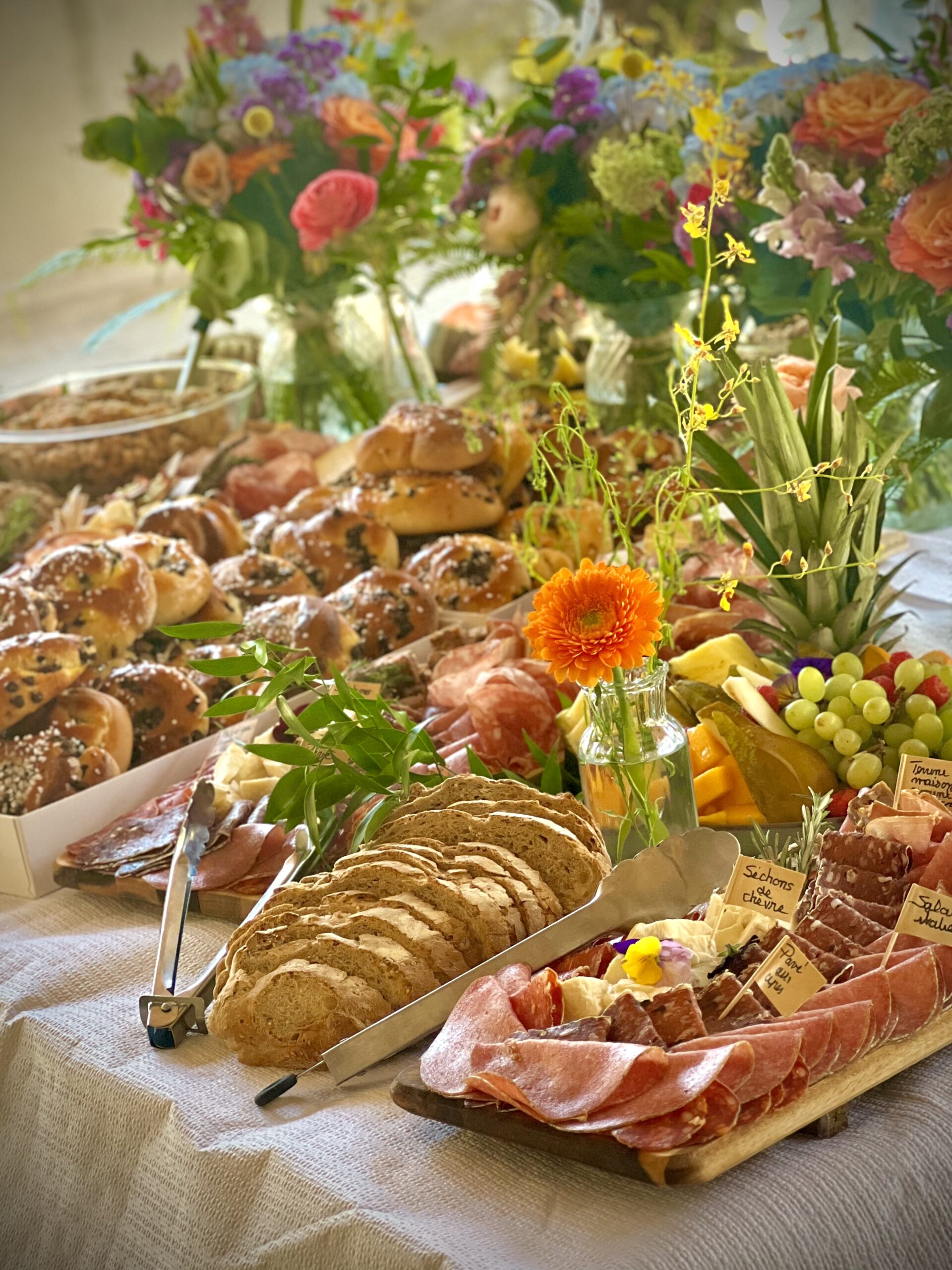 Petit déjeuner lendemain de mariage avec viennoiseries et bouquets de fleurs - traiteur événementiel