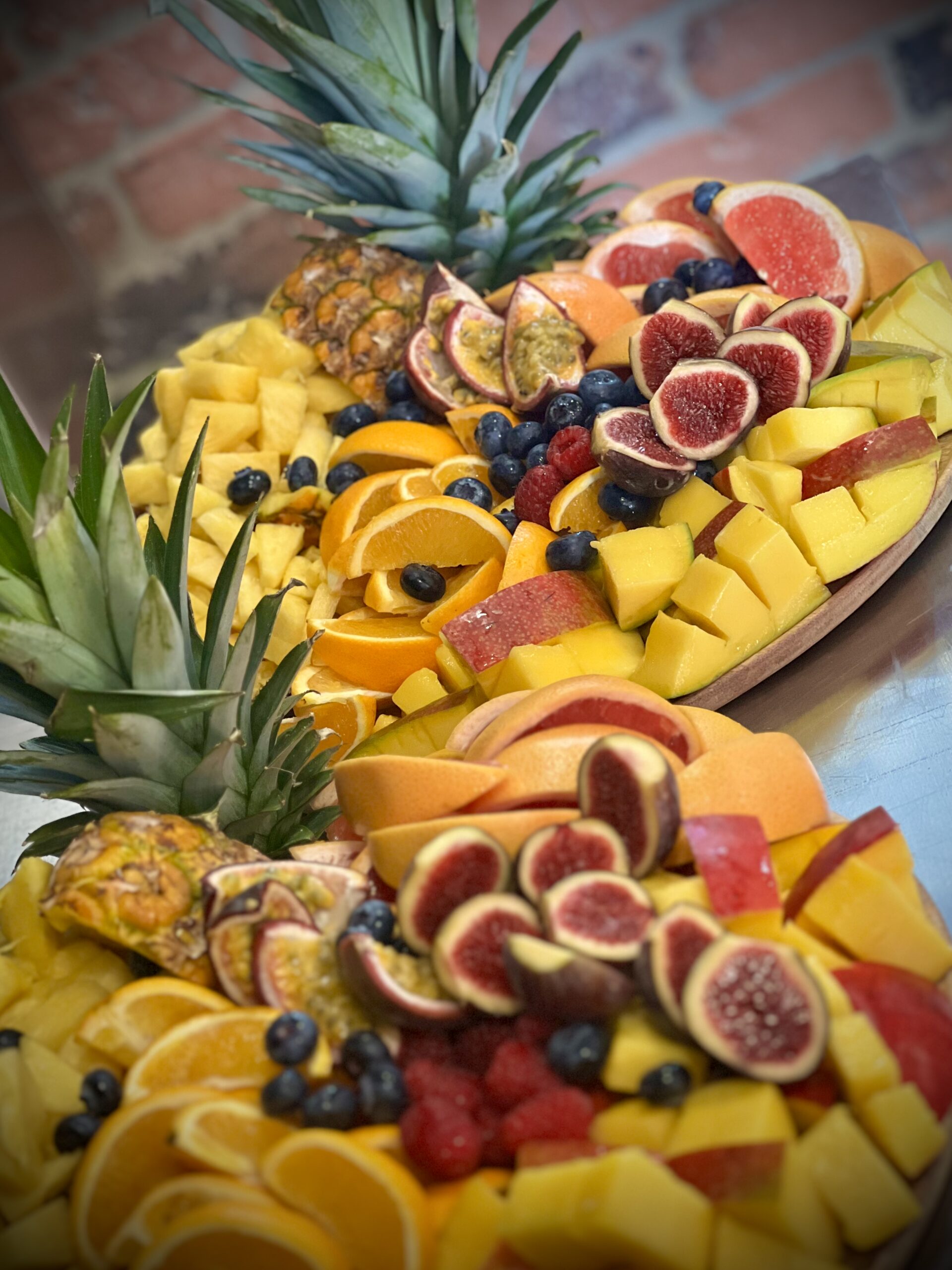 Plateau de fruits frais exotiques et de saison découpés avec soin - galerie photos traiteur