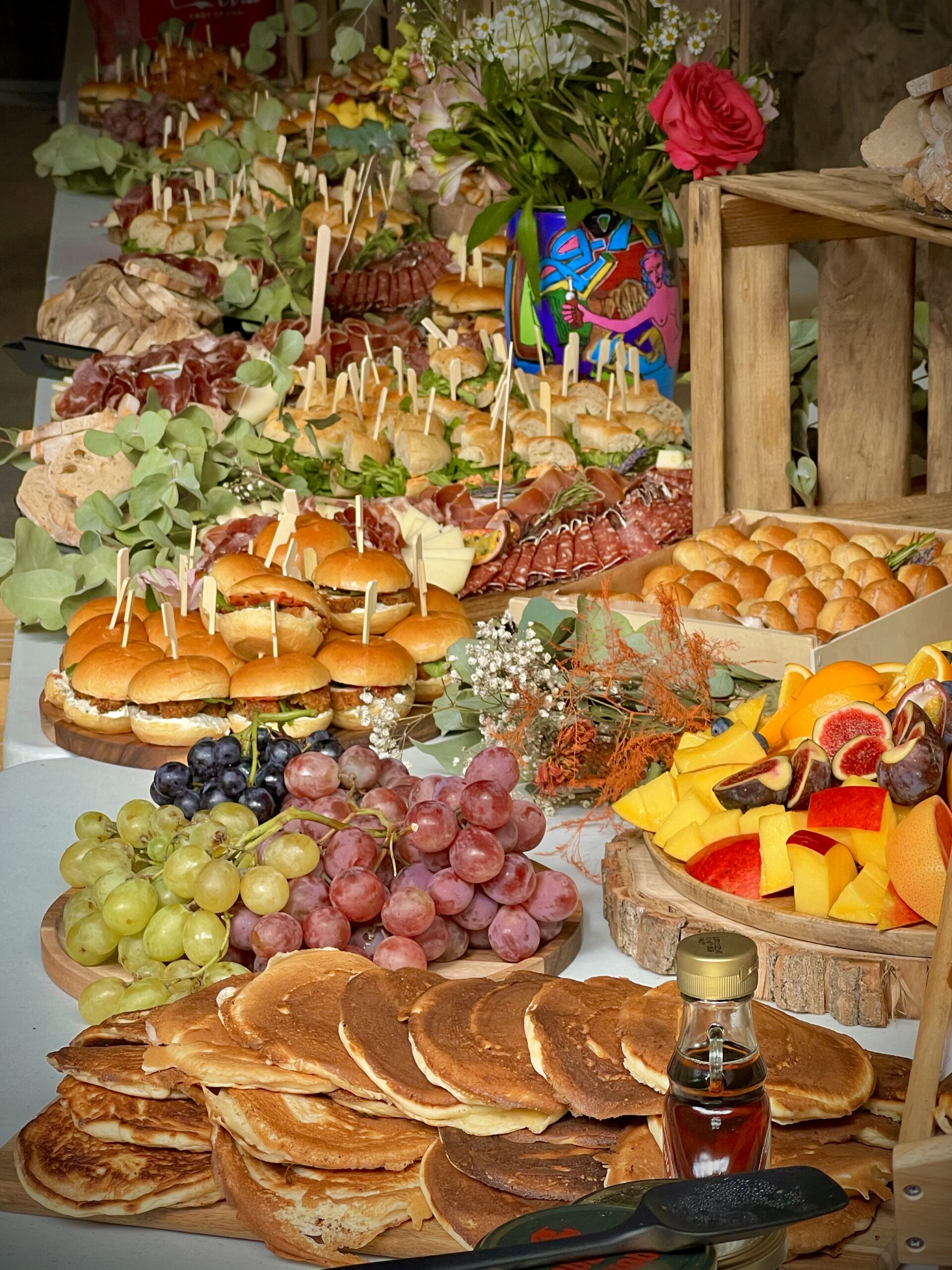 Buffet grazing convivial avec brioches et charcuterie pour événement privé - galerie photos traiteur