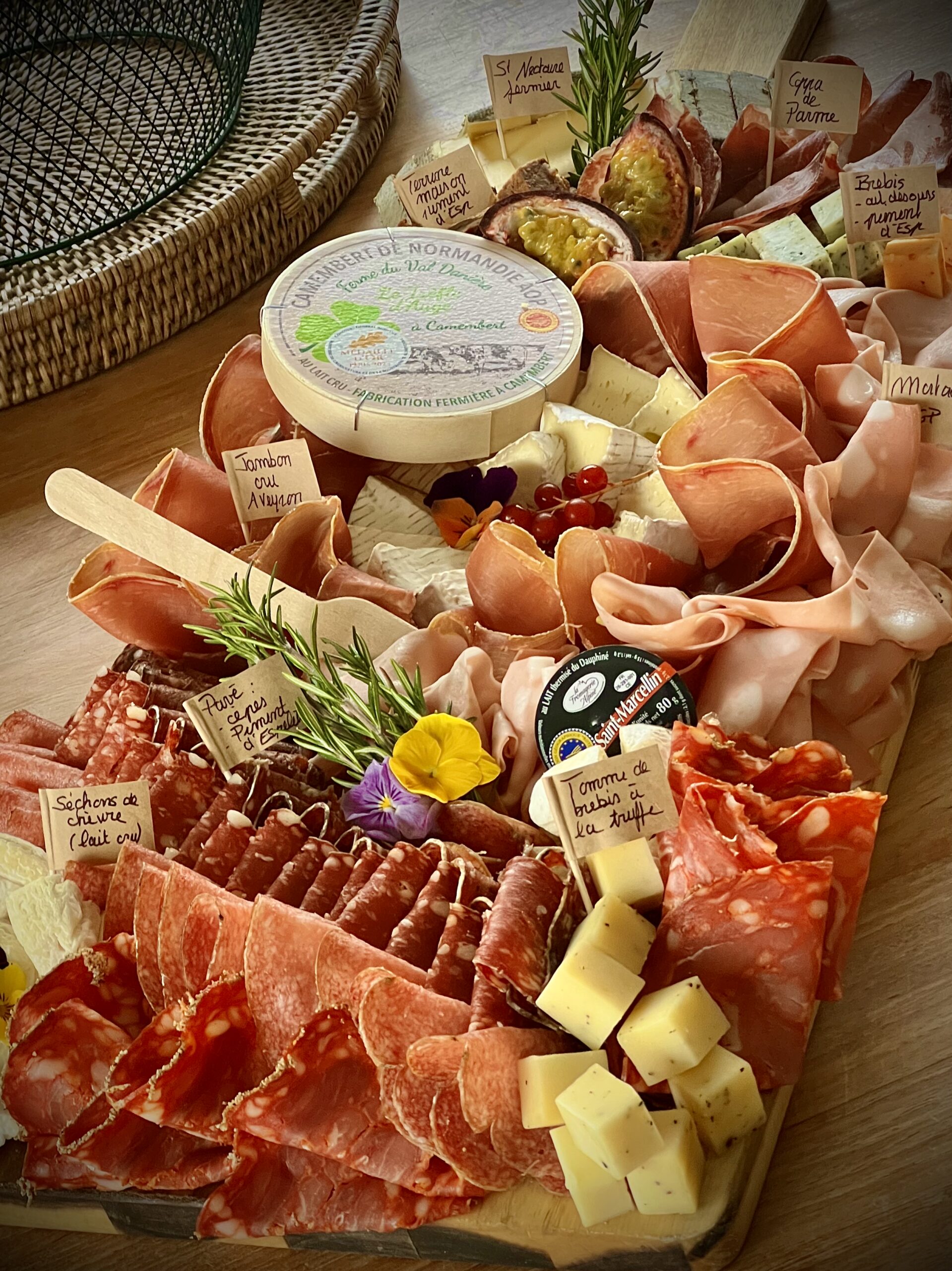 Plan rapproché plateau de charcuterie fine et fromages affinés pour cocktail