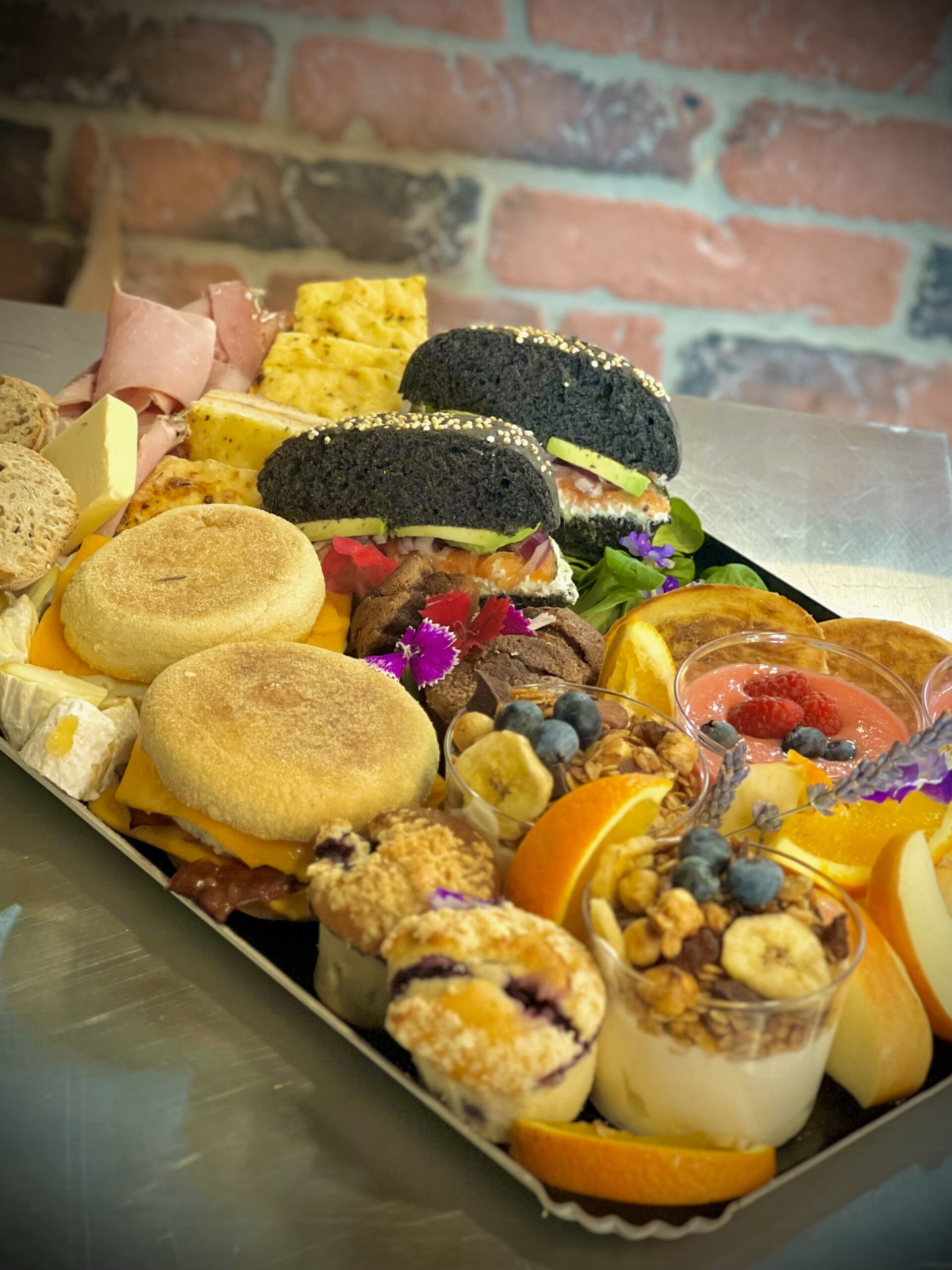 Assortiment de pancakes maison et fruits frais pour brunch traiteur