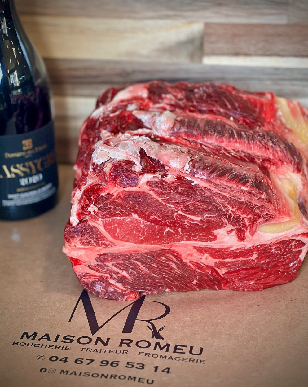 Pièce de bœuf fraîchement préparée par le boucher de la Maison Romeu