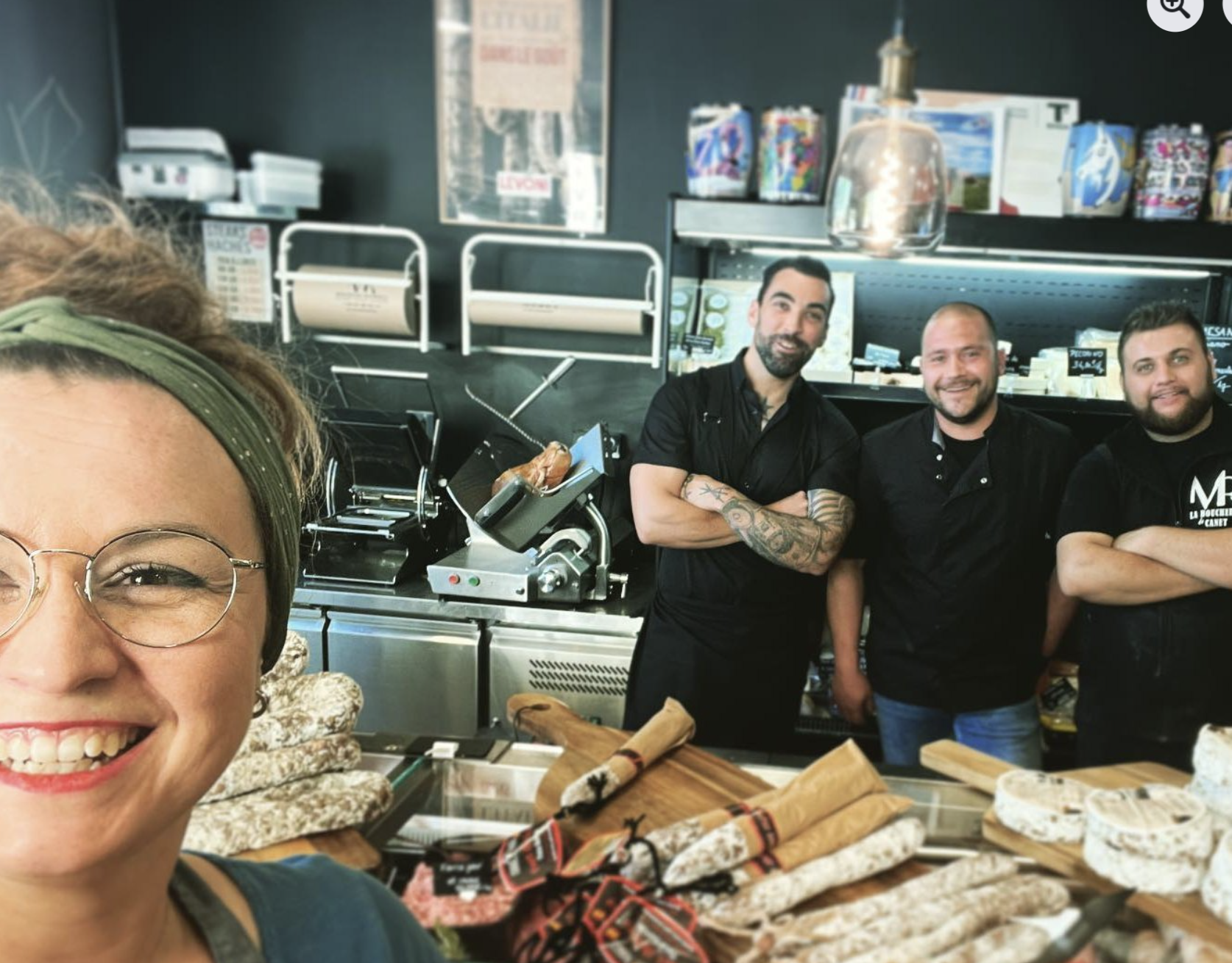 L'équipe de la Maison Romeu dans leur boutique de boucherie charcuterie.